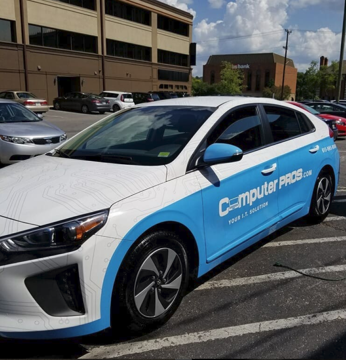 Detailing car with vinyl wrap